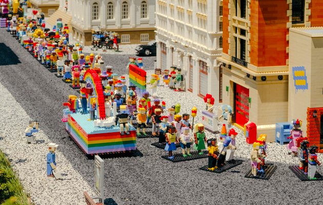 El desfile por el Día Internacional del Orgullo LGBTQ de la ciudad de Nueva York en Legoland.