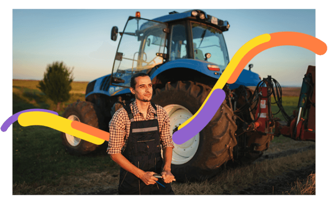 Foto de campesino joven en su finca, al lado de su tractor, analizando sobre los beneficios del Leasing Agrofácil 