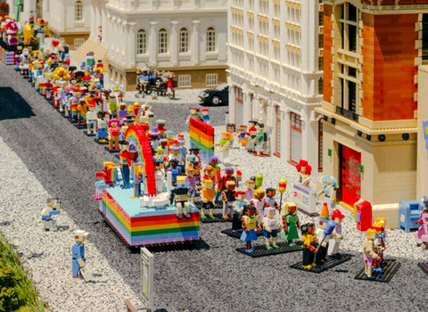 El desfile por el Día Internacional del Orgullo LGBTQ de la ciudad de Nueva York en Legoland.