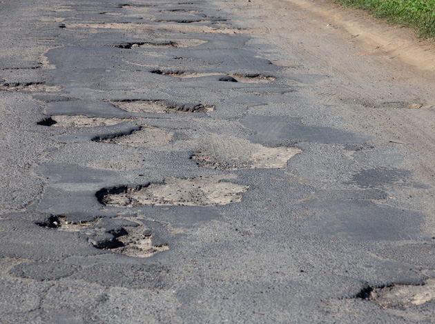 Imagen de una carretera afectada por el impacto climático.