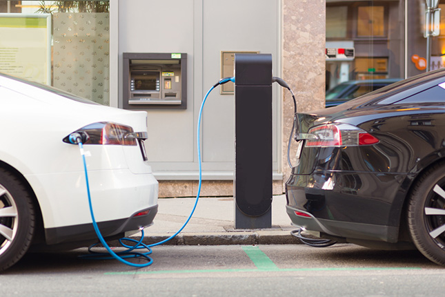 Del mundo de los combustibles fósiles al de los autos eléctricos